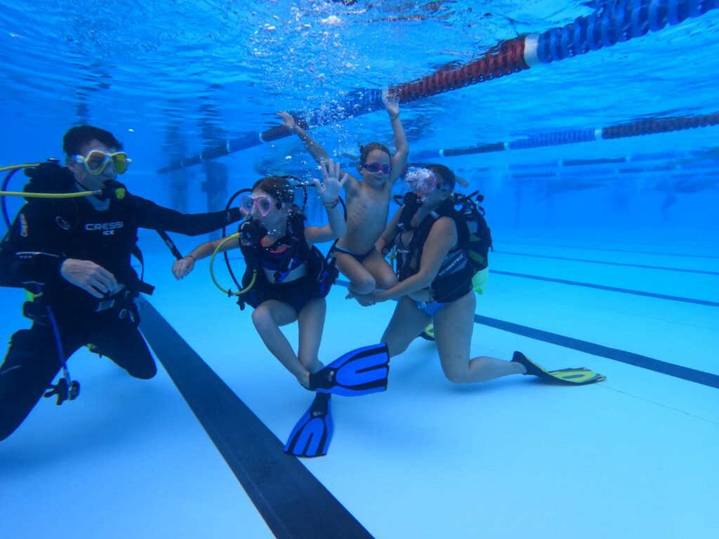 Ragazzi sott'acqua in piscina